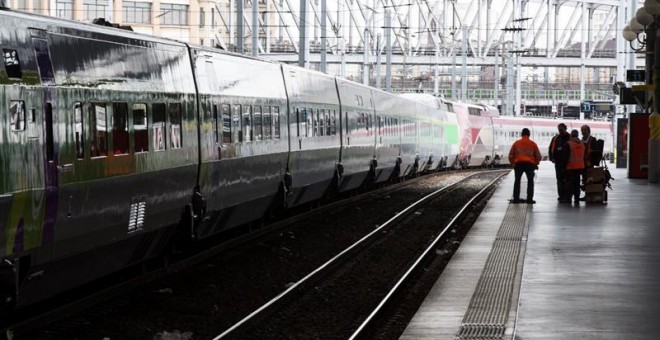 Un andén prácticamente desierto en la estación Gare du Nord durante la jornada de huelga declarada por los trabajadores de la empresa pública del sector ferroviario (SNCF), en París, Francia.EFE/Etienne Laurent