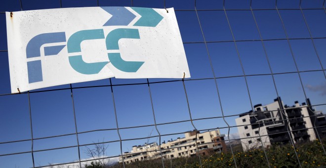 Cartel de FCC una obra en Madrid. REUTERS/Susana Vera