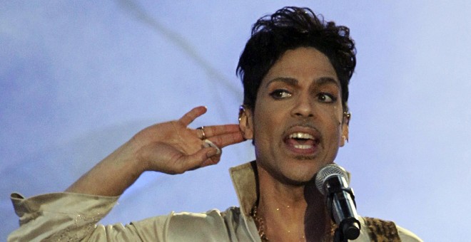 El músico Prince durante una actuación suya en Paddock Wood, Inglaterra en 2011. REUTERS/Olivia Harris/