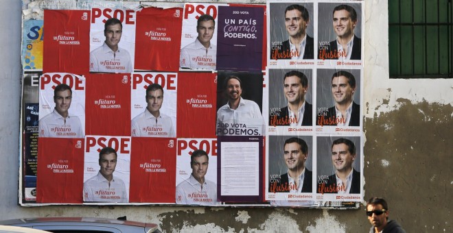 Carteles electorales en una calle de la localidad gaditana de Sanlucar de Barrameda, para las pasadas elecciones del 20-D. REUTERS