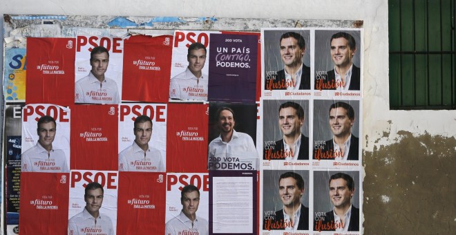 Carteles electorales en una calle de la localidad gaditana de Sanlucar de Barrameda, para las pasadas elecciones del 20-D. REUTERS