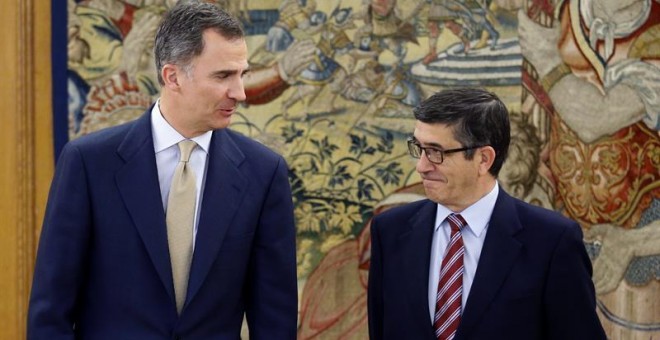 El rey Felipe VI junto al presidente del Congreso de los Diputados, Patxi López, en la Zarzuela. / EFE