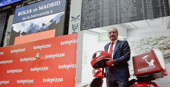 El presidente de Telepizza, Pablo Juantegui, compañía que se ha estrenado en la Bolsa de Madrid, posa en el parqué madrileño junto a una de las típicas motos de reparto. EFE/Emilio Naranjo