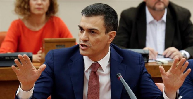 Pedro Sánchez durante su intervención hoy en la reunión de su grupo parlamentario en el Congreso tras asumir que no ha podido evitar unas nuevas elecciones. / SERGIO BARRENECHEA (EFE)