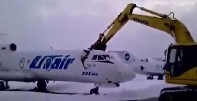 La pala excavadora destruye con gran facilidad el avión. Liveleak/Analisator