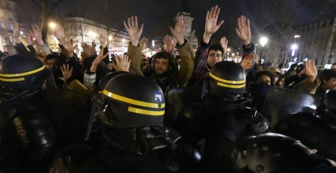 Agentes antidisturbios y participantes del movimiento 'Nuit debout' en la Plaza de la República. - AFP