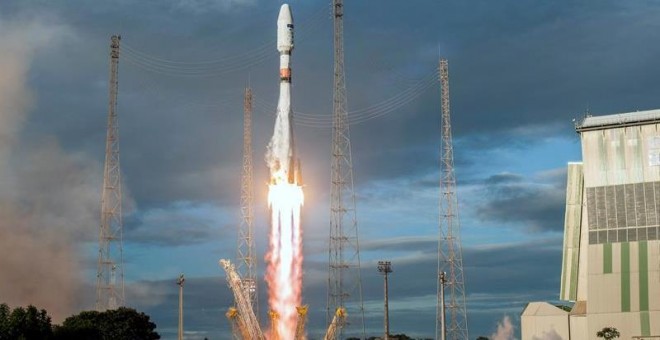 Fotografía cedida por la Agencia Espacial Francesa (CNES) donde se ve el despegue del Soyuz VS14, que lleva el satélite Sentinel-1B para el Programa Copérnico de la Comisión Europea para la Observación de la Tierra, desde el puerto espacial Europeo hoy, l