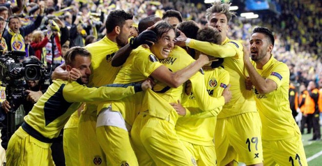 Los jugadores del Villarreal celebran el gol en el descuento del Villarreal. / EFE