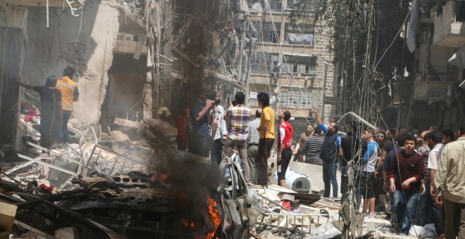 La población de Alepo inspecciona los escombros de varios edificios derruidos por los bombardeos. - REUTERS