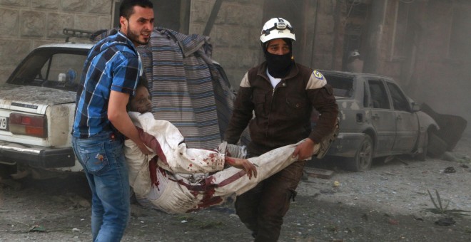 Miembros de la defensa civil evacuan a un herido por un bombardeo. - REUTERS