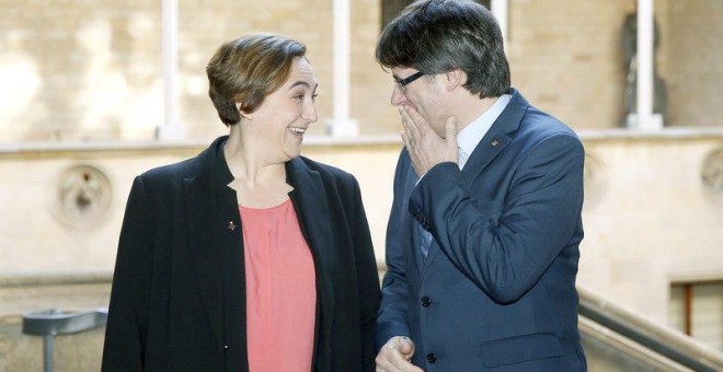 Ada Colau y Carles Puigdemont. EFE