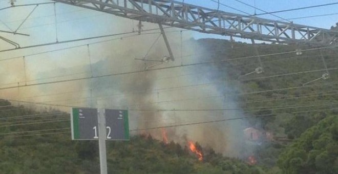 El incendió forestal se originó en una zona cercana a la estación de tren de Llançà (Girona). / INFOEMERGENCIAS