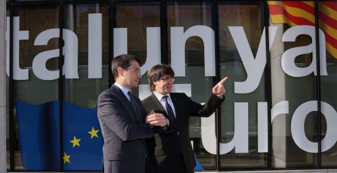 Fotografía facilitada por la Generalitat de su president Carles Puigdemont junto al Representante Permanente ante la Unión Europea, Amadeu Altafaj, antes del encuentro que mantuvo con trabajadores y responsables de la Delegación del Govern ante la UE. EFE