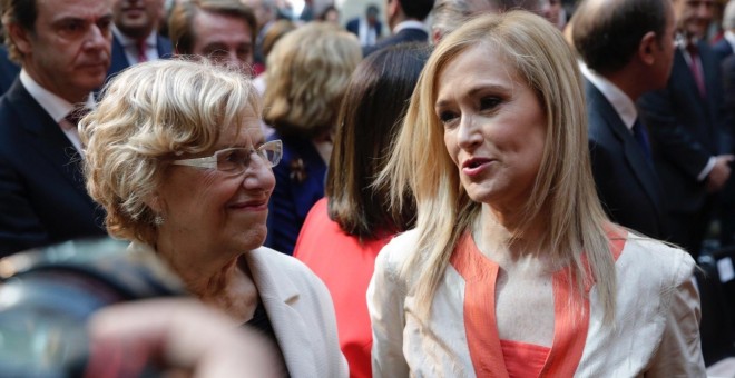 La presidenta de la Comunidad de Madrid, Cristina Cifuentes, y la alcaldesa de la capital, Manuela Carmena, conversan durante el acto de imposición de Medallas y Condecoraciones de la Orden del Dos de Mayo, con motivo del Día de la Comunidad. EFE/Zipi