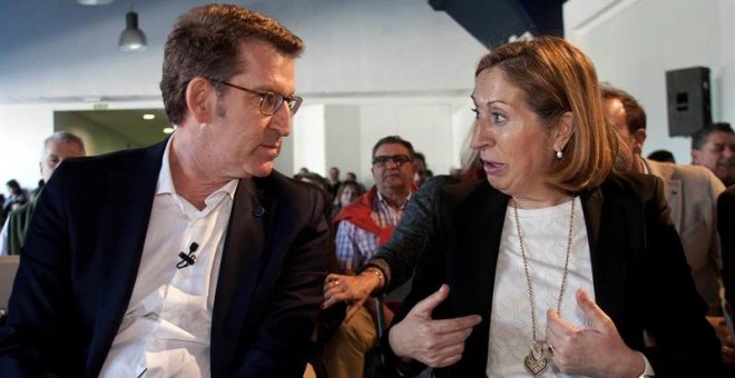 El líder del PP de Galicia, Alberto Núñez Feijóo, conversa con la ministra de Fomento, Ana Pastor, durante la presentación en Vigo de su candidatura al XVI Congreso del partido, que tendrá lugar el 7 y 8 de mayo en Ourense. EFE/Salvador Sas