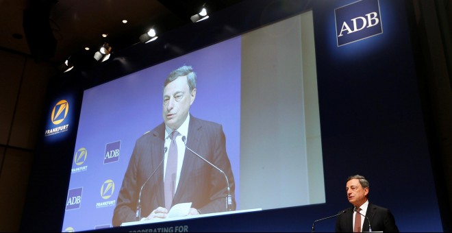 El presidente del BCE, Mario Draghi, durante su intervencion en la asamblea anual del Banco Asiático de Desarrollo, en Fráncfort. REUTERS/Ralph Orlowski