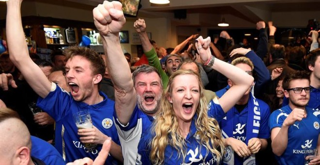 Seguidores del Leicester City celebran la consecución de la Premier tras el empate del Tottenham. /EFE