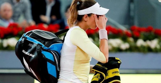 La tenista española Garbiñe Muguruza abandona el terreno de juego tras ser derrotada por la rumana Irina-Camelia Begu. /EFE