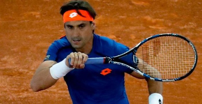 El tenista español David Ferrer golpea la bola ante Guillermo García-López. /EFE