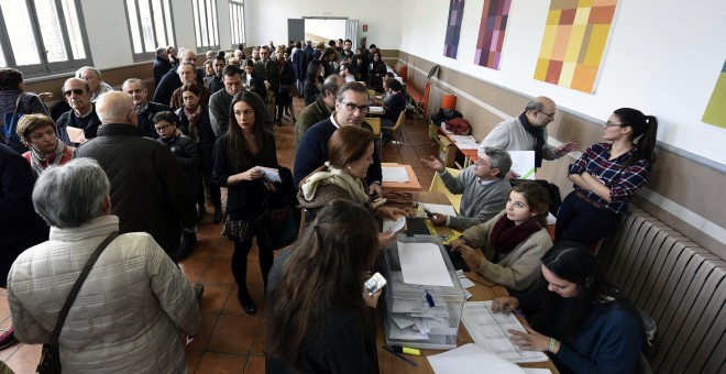 Ciudadanos votando el pasado 20 de diciembre en un colegio de Navarra. /EFE