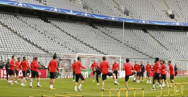 Los jugadores del Atlético, ayer, en el entrenamiento previo en el Allianz Arena. /REUTERS