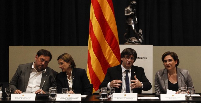 El presidente de la Generalitat, Carles Puigdemont, acompañado de la alcaldesa de Barcelona, Ada Colau, el vicepresidente y conseller de Economía y Hacienda, Oriol Junqueras, y la presidenta del Parlament de Catalunya, Carme Forcadell, en la cumbre políti