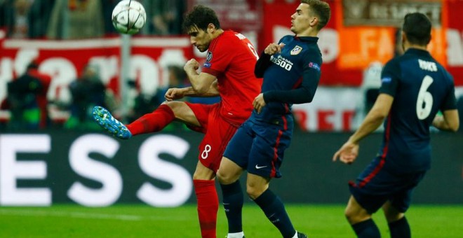 Javi Martínez despeja ante Griezmann durante el partido. Reuters / Ralph Orlowski