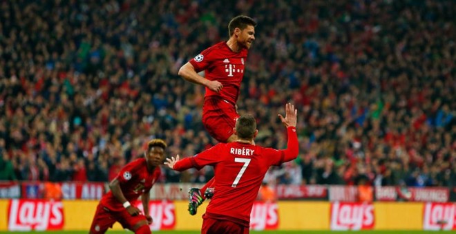 Xabi Alonso celebra su gol ante el Atlético. Reuters / Michaela Rehle