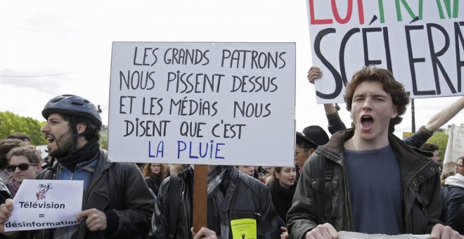 Manifestación de estudiantes franceses contra la reforma laboral de Hollande. REUTERS/Jacky Naegelen