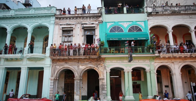 La gente contempla desde los balcones el primer desfile de la casa de moda Chanel en La Habana, Cuba. REUTERS/Alexandre Meneghini