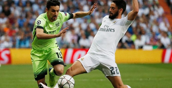 Isco trata de arrebatar el balón a Jesús Navas durante el partido. Reuters / Sergio Pérez