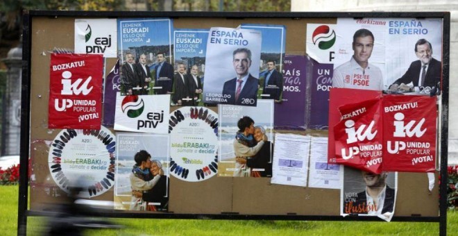 Carteles electorales de distintas formaciones políticas en Bilbao. EFE