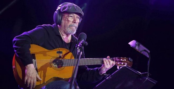 El cantante cubano Silvio Rodríguez durante el concierto gratuito ofrecido junto a los españoles Luis Eduardo Aute e Ismael Serrano, en el Auditorio Municipal de Villa de Vallecas, en solidaridad con los damnificados por el terremoto de Ecuador. EFE/Javie