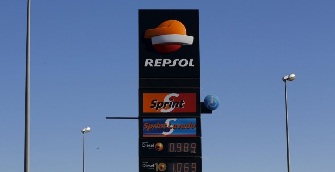 Cartel de una estación de servicio de Repsol en la localidad sevillana de  Bormujos. REUTERS/Marcelo del Pozo