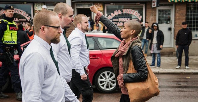 Tess Asplund plantando cara a 300 neonazis con el puño en alto en un desfile en Suecia. /DAVID LAGERLOF