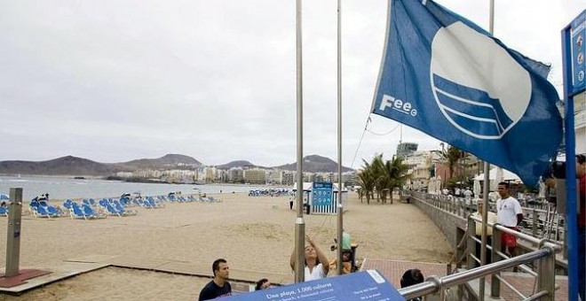 Una playa con bandera azul. EFE