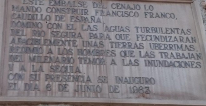 Placa conmemorativa de la inauguración del pantano del Cenajo (Moratalla, Murcia) en 1963.