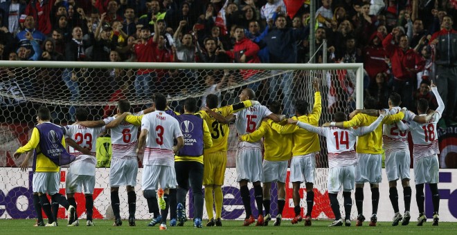 Los jugadores del Sevilla celebran con la afición su victoria ante el Shakhtar al finalizar el partido de vuelta de semifinales de la Liga Europa que se jugó esta noche en el estadio Sánchez Pizjuán, en Sevilla. EFE/Julio Muñoz