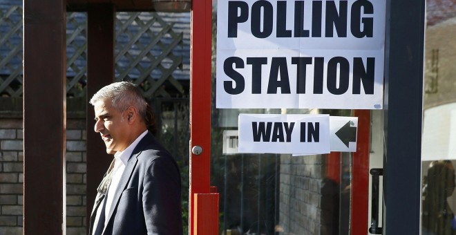 El candidato laborista a la alcaldía de Londres,Sadiq Khan, saliendo de votar. REUTERS/Stefan Wermuth