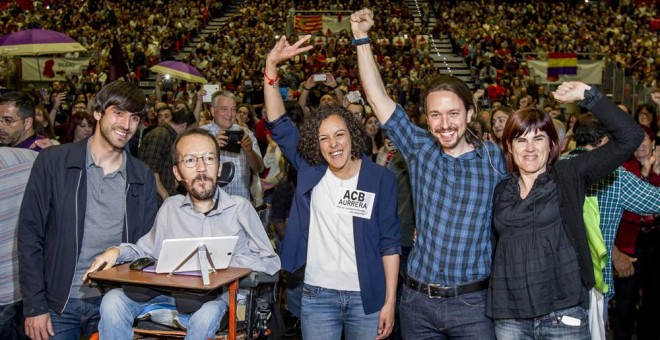 El lider de Podemos, Pablo Iglesias, junto al secretario de Organización, Pablo Echenique, Eduardo Maura, la diputada en el Congreso por Guipúzcoa, Nagua Alba, y la senadora por Bizkaia, Miren Gorrotxategi, en Barakaldo. EFE/Iñaki Andrés