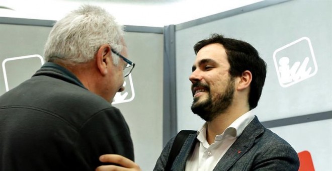 El coordinador general de IU, Cayo Lara (i) y el portavoz, Alberto Garzón, conversan a su llegada a la reunión del consejo político federal de la formación. /EFE