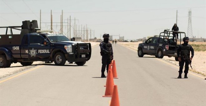 Agentes federales resguardan el camino que conduce al Centro Federal de Readaptación Social (CEFERESO) número 9, ubicado en la mexicana Ciudad Juárez, donde 'El Chapo' Guzmán fue trasladado desde el penal del Altiplano. - EFE