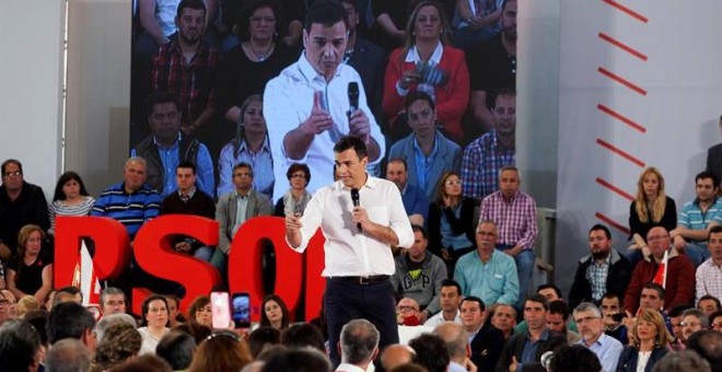 El líder del PSOE, Pedro Sánchez, durante su intervención en un acto público organizado por su partido con motivo del Día de la Rosa, hoy en Mérida. EFE/Jero Morales