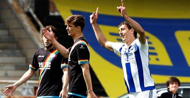 El delantero de la Real Sociedad Mikel Oyarzábal (d) celebra la consecución del primer gol. /EFE