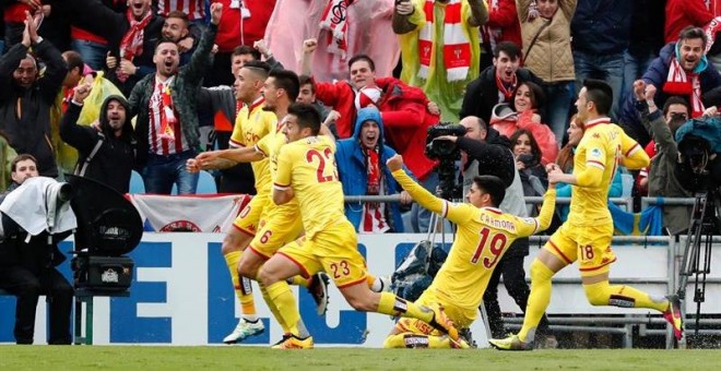Los jugadores del Sporting de Gijón celebran el gol que marcó Sergio Álvarez ante el Getafe. /EFE