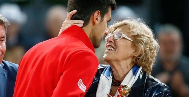 El tenista serbio Novak Djokovic saluda a la alcaldesa de Madrid, Manuela Carmena. /EFE