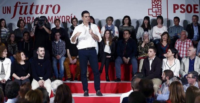 El secretario general del PSOE, Pedro Sánchez, durante un acto de precampaña en la localidad navarra de Azagra. - EFE