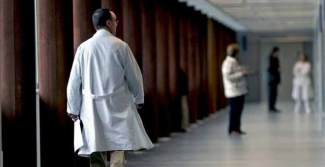 Un médico recorre el pasillo de un hospital. EFE