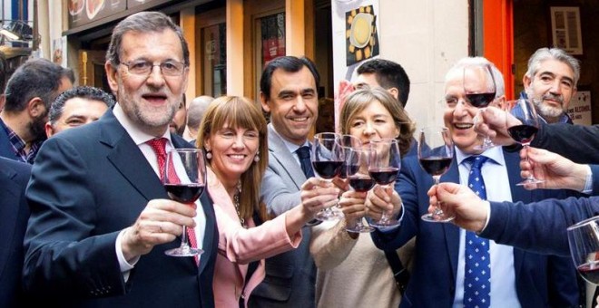 Rajoy, copa de vino en mano, este mediodía en Logroño junto al presidente de La Rioja, García Tejerina y Fernando Martínez-Maíllo. /EFE