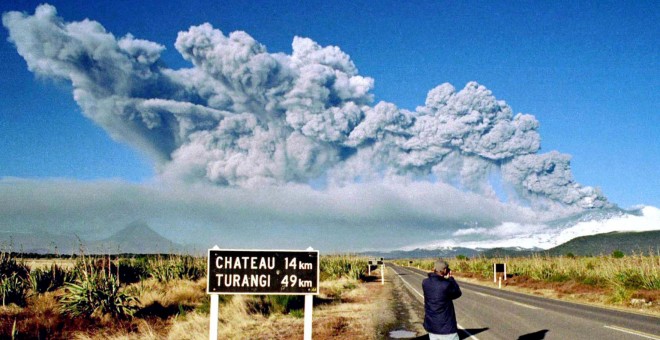 El monte Ruapehu de Nueva Zelanda, en erupción el 18 de Junio de 1996. REUTERS.